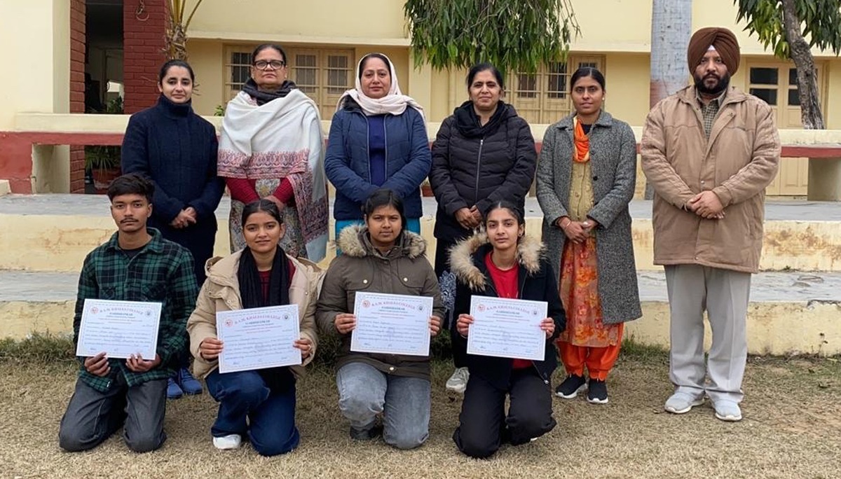 राष्ट्रीय युवा दिवस पर खालसा कॉलेज में निबंध लेखन प्रतियोगिता एवं शपथ ग्रहण समारोह आयोजित